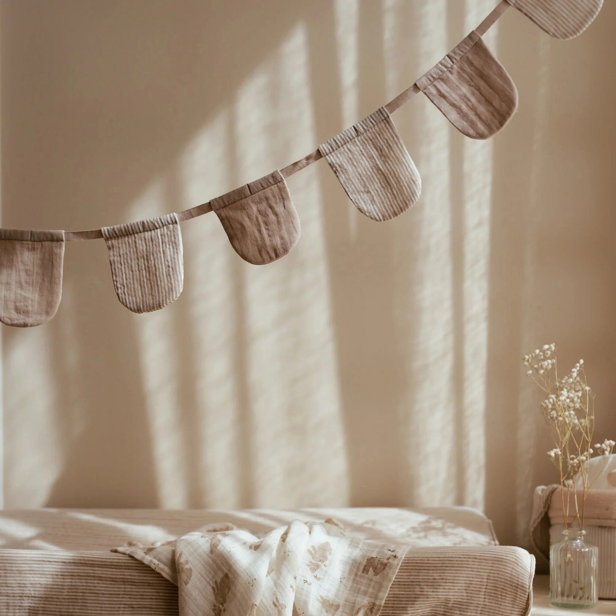 Slinger met vlaggetjes - Beige - Essentials