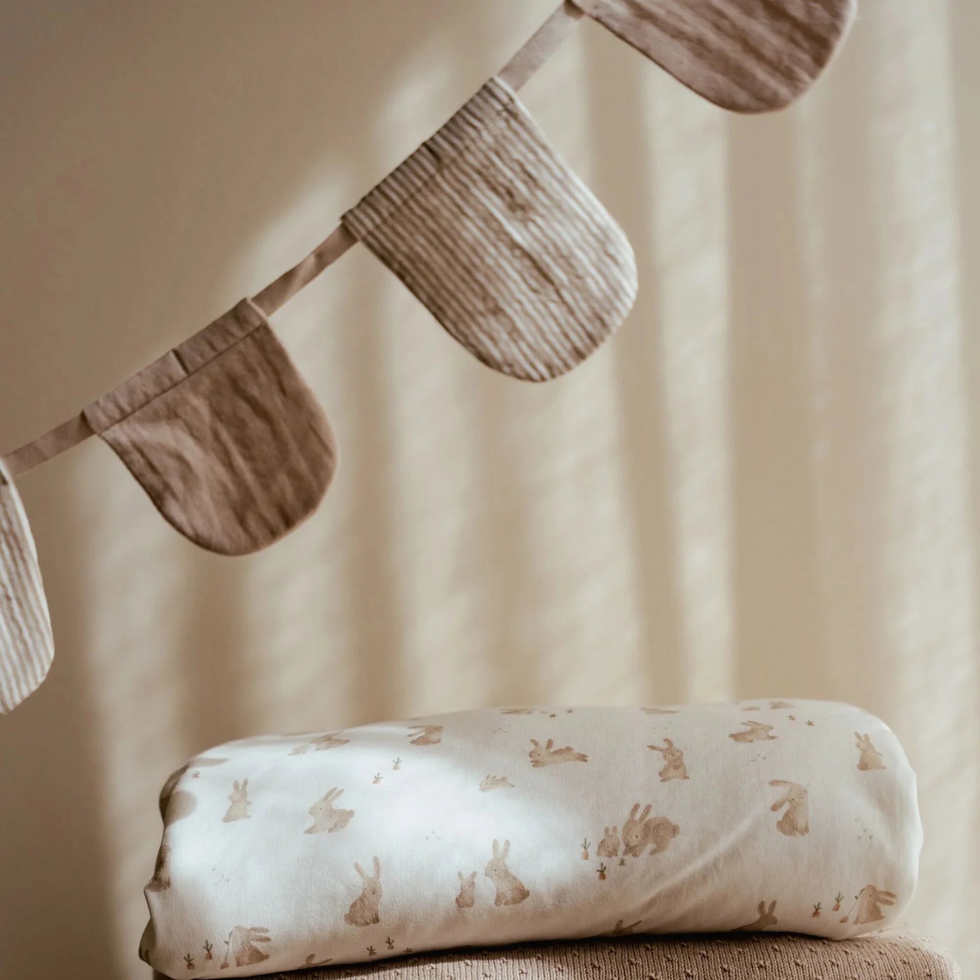 Slinger met vlaggetjes - Beige - Essentials
