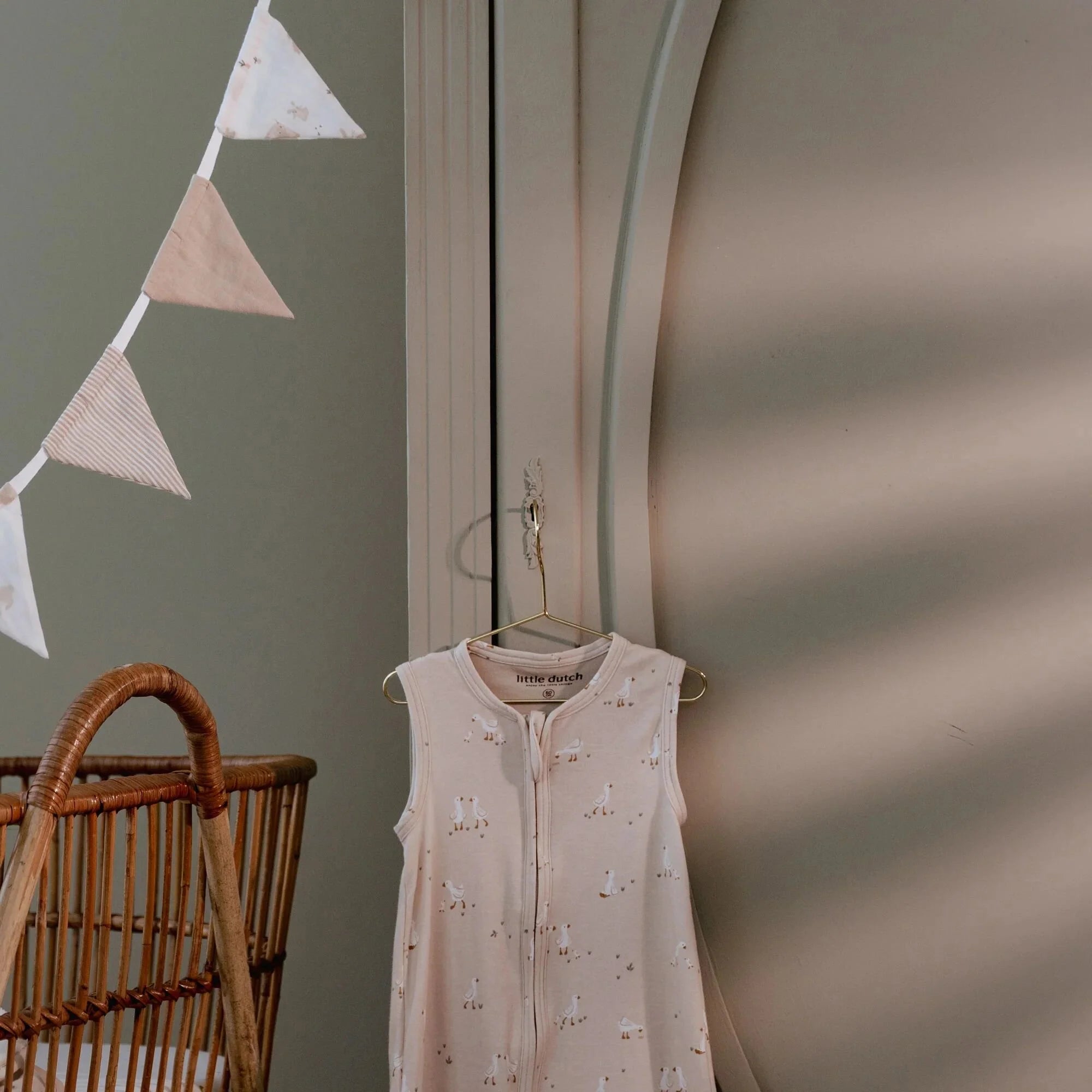 Slinger met vlaggetjes - Wit - Newborn Naturals - Baby Bunny