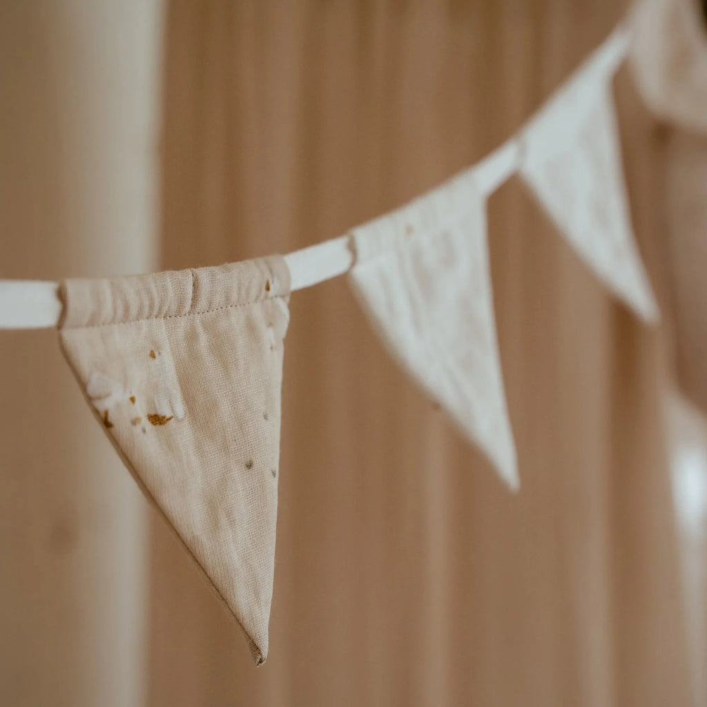 Slinger met vlaggetjes - Beige - Newborn Naturals - Little Goose